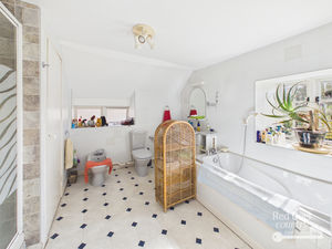 Ensuite- click for photo gallery